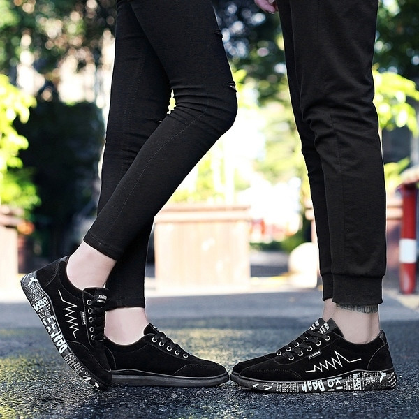 Актуални мъжки маратонки в черен цвят с надписи