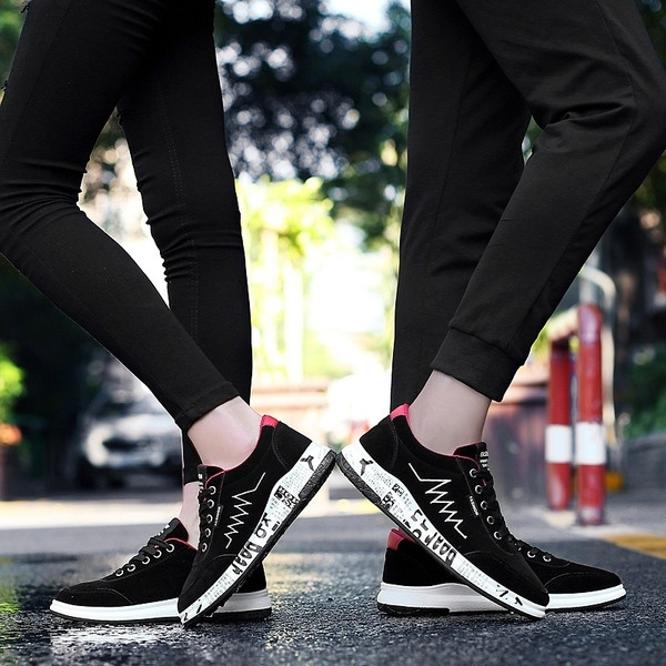 Актуални мъжки маратонки в черен цвят с надписи