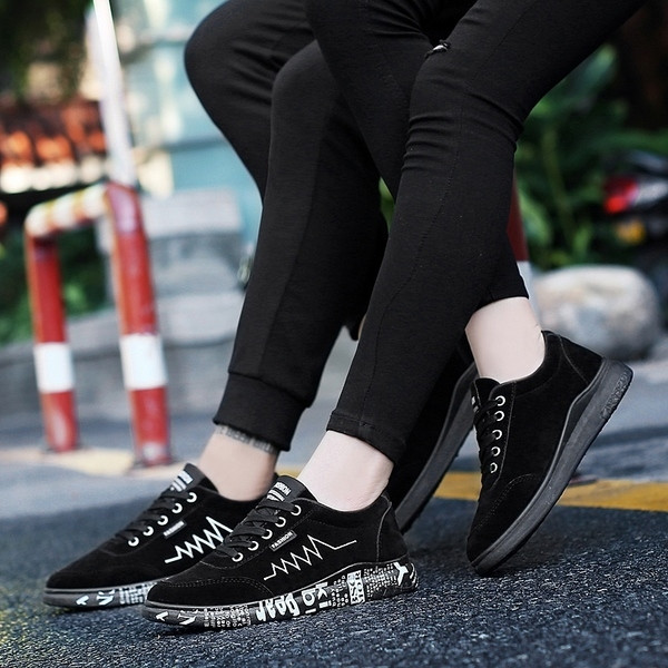 Актуални мъжки маратонки в черен цвят с надписи