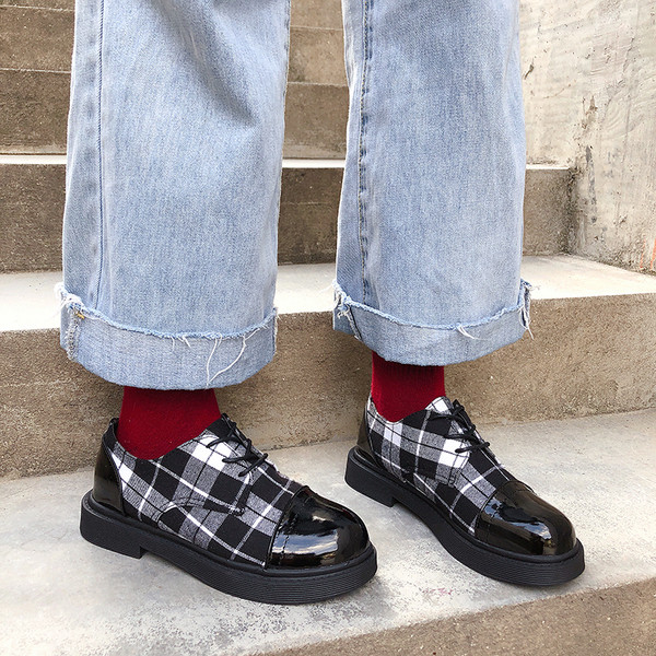 Pantofi retro dama in carouri din imitatie de piele - doua modele