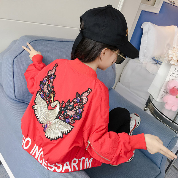 Geaca actuala pentru copii pentru fete cu broderie colorata pe spate in negru si rosu