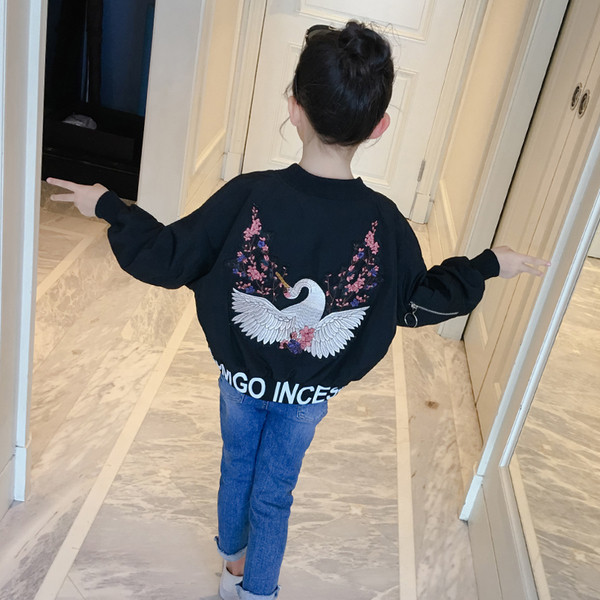 Geaca actuala pentru copii pentru fete cu broderie colorata pe spate in negru si rosu