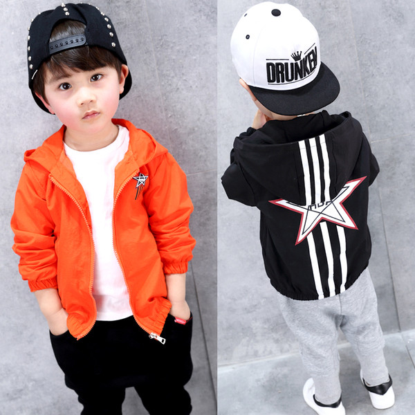 Спортно-ежедневно детско яке за момчета с качулка и цветни надписи на гърба в няколко  цвята 