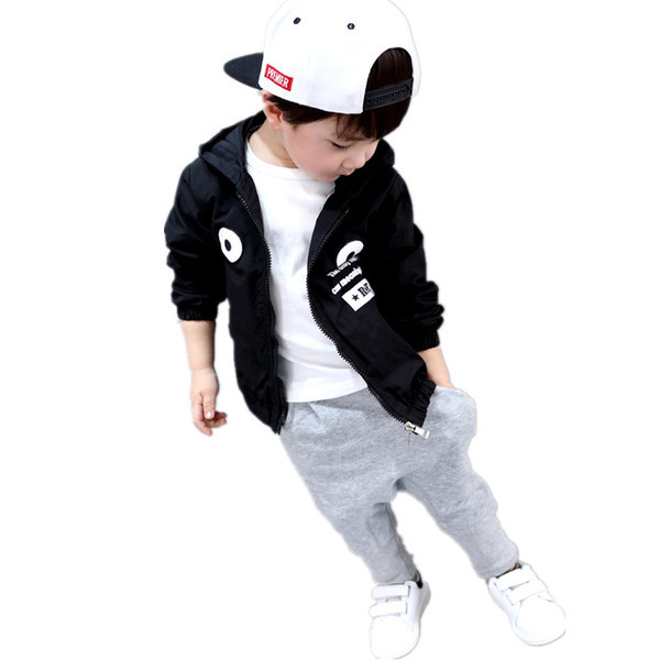 Спортно-ежедневно детско яке за момчета с качулка и цветни надписи на гърба в няколко  цвята 