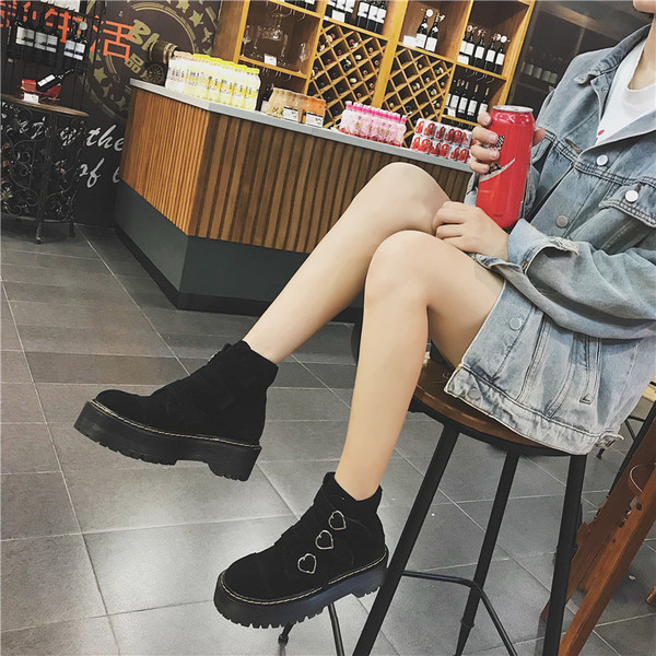 Αθλητικές γυναικείες  μπότες σε μαύρο και ροζ χρώμα 