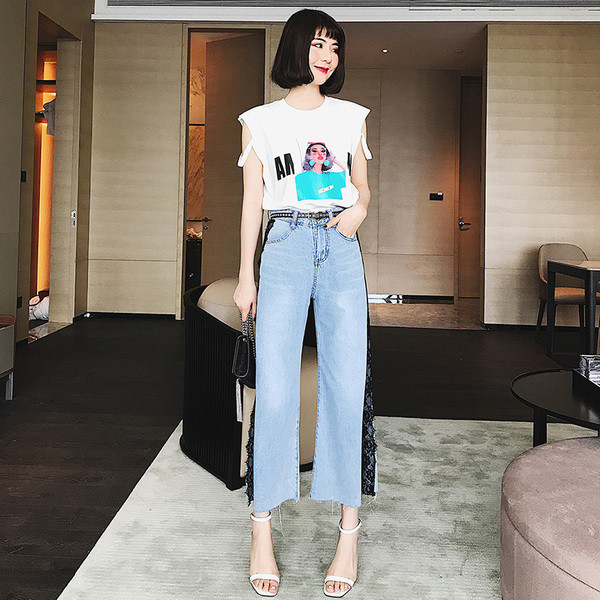 Σύγχρονη λευκή μπλούζα με μια εκτύπωση