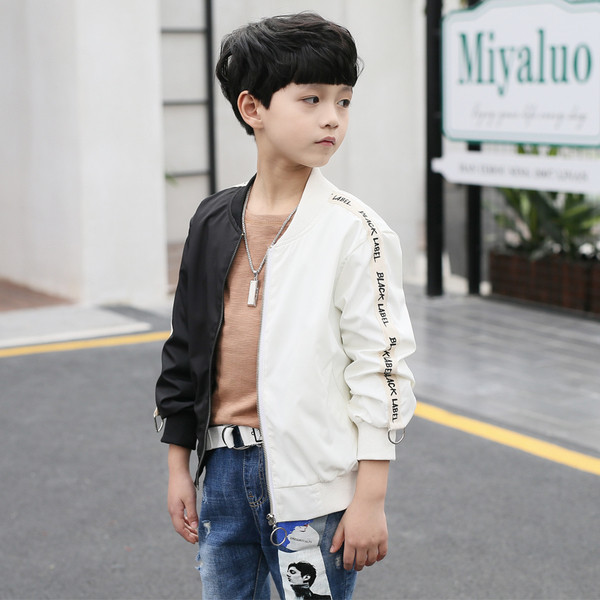 Спортно-ежедневно яке за момчета с цветна апликация на гърба 