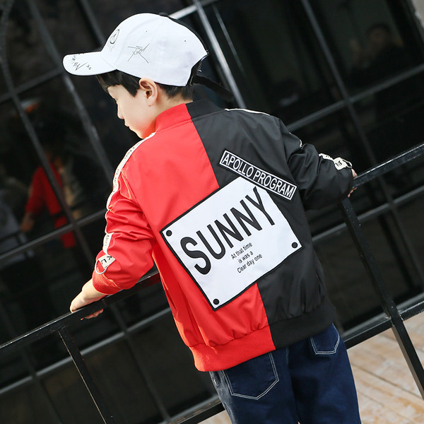 Спортно-ежедневно яке за момчета с цветна апликация на гърба 