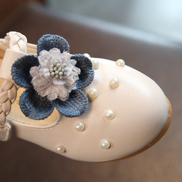 Pantofi moderni pentru copii cu perle si decor 3D in alb si roz