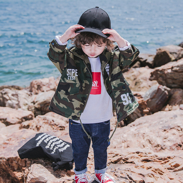Ежедневно детско яке за момчета в камуфлажен десен 