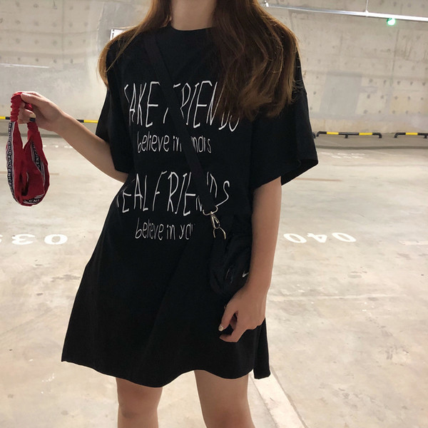 Σύγχρονη γυναικεία μπλούζα με επιγραφές και πλάγια σχισμή