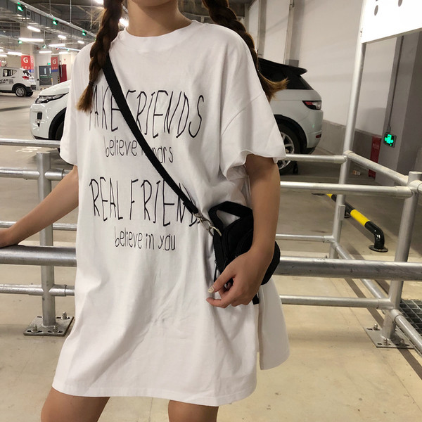 Σύγχρονη γυναικεία μπλούζα με επιγραφές και πλάγια σχισμή