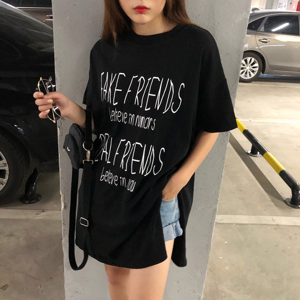 Σύγχρονη γυναικεία μπλούζα με επιγραφές και πλάγια σχισμή