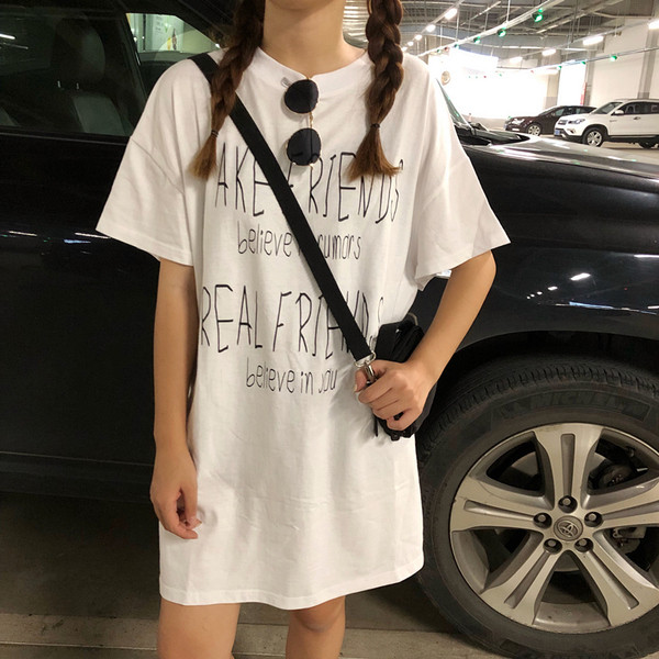 Σύγχρονη γυναικεία μπλούζα με επιγραφές και πλάγια σχισμή