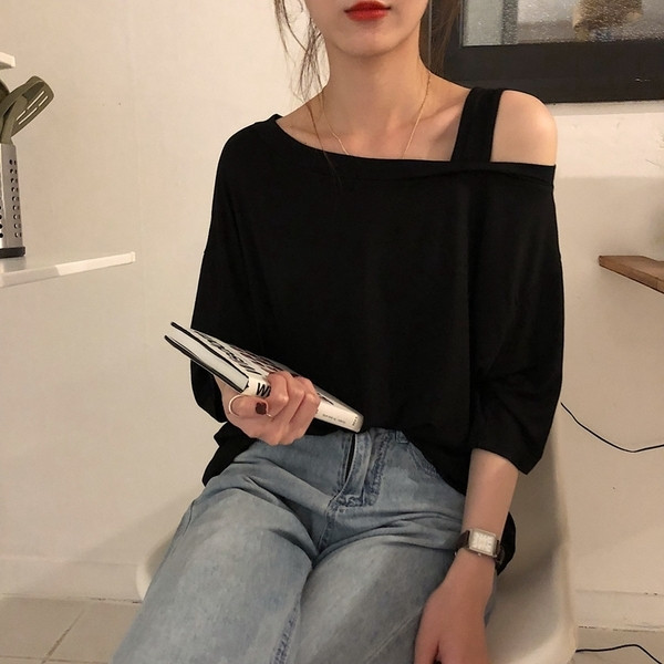 Σύγχρονη γυναικεία μαύρη μπλούζα με γυμνό ώμο