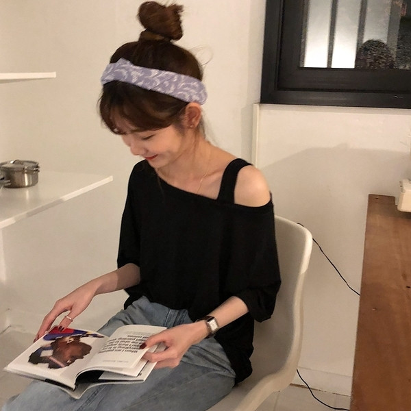 Σύγχρονη γυναικεία μαύρη μπλούζα με γυμνό ώμο