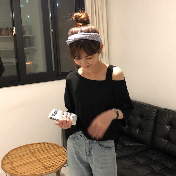 Σύγχρονη γυναικεία μαύρη μπλούζα με γυμνό ώμο