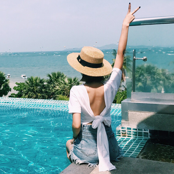 Bluză de damă modernă în două culori, cu spatele în formă de V