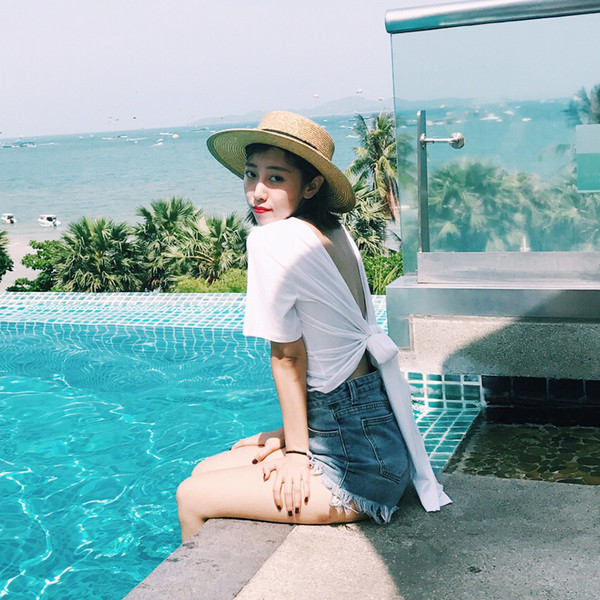 Bluză de damă modernă în două culori, cu spatele în formă de V