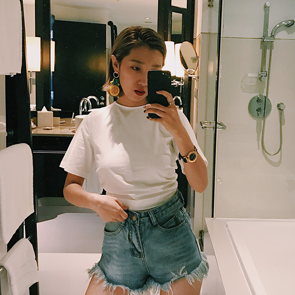 Bluză de damă modernă în două culori, cu spatele în formă de V