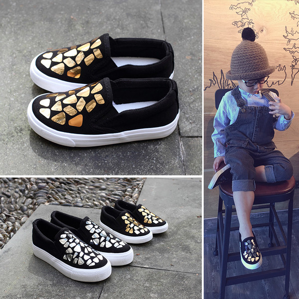 Modern gyerek mokaszin fekete ruhás lánynak