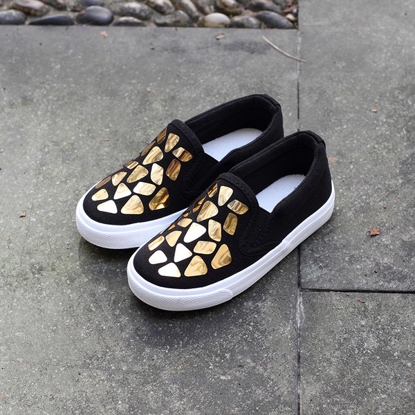 Modern gyerek mokaszin fekete ruhás lánynak