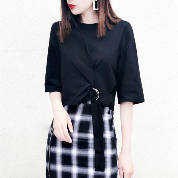 Μαύρη κομψή κοντή μπλούζα με μεταλλική ζώνη