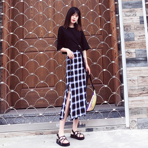 Μαύρη κομψή κοντή μπλούζα με μεταλλική ζώνη