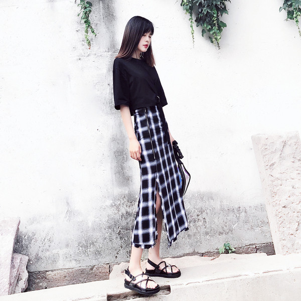 Μαύρη κομψή κοντή μπλούζα με μεταλλική ζώνη