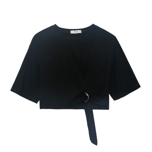 Μαύρη κομψή κοντή μπλούζα με μεταλλική ζώνη