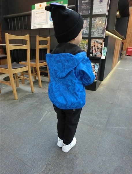 Спортно детско яке с качулка в син цвят 