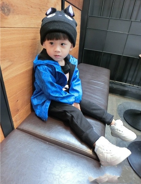 Спортно детско яке с качулка в син цвят 