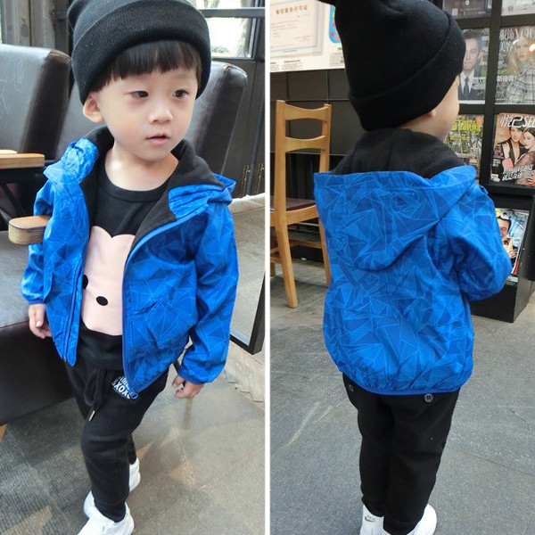 Спортно детско яке с качулка в син цвят 