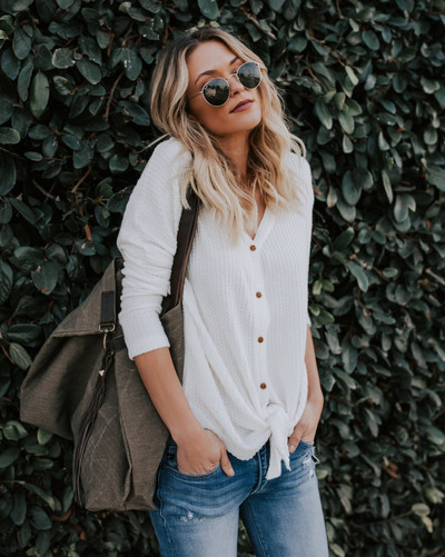 Ежедневна дамска блуза с V-образно деколте и копчета в няколко цвята