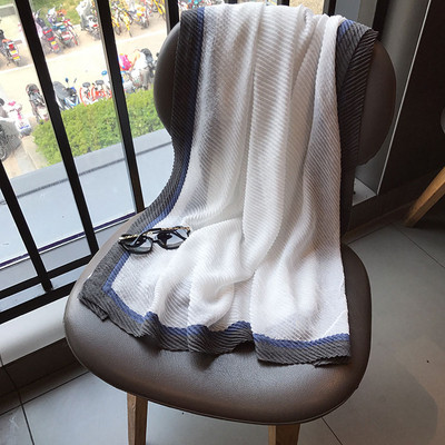 Eșarfă modernă de damă potrivită pentru utilizarea de zi cu zi