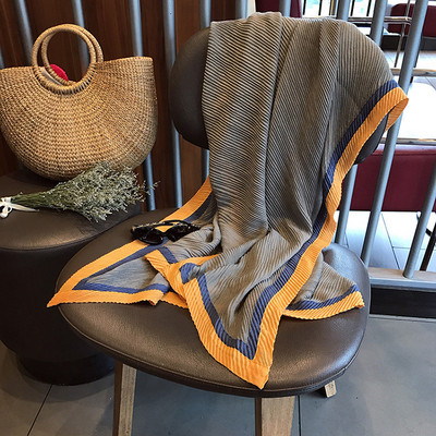 Eșarfă modernă de damă potrivită pentru utilizarea de zi cu zi