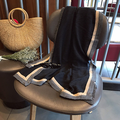 Eșarfă modernă de damă potrivită pentru utilizarea de zi cu zi