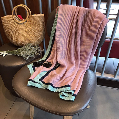 Eșarfă modernă de damă potrivită pentru utilizarea de zi cu zi