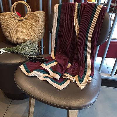 Eșarfă modernă de damă potrivită pentru utilizarea de zi cu zi