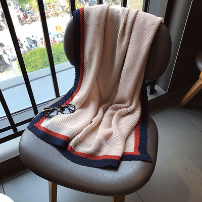 Eșarfă modernă de damă potrivită pentru utilizarea de zi cu zi