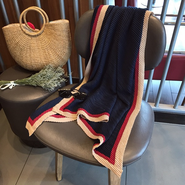 Eșarfă modernă de damă potrivită pentru utilizarea de zi cu zi