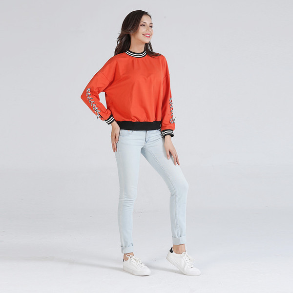 Μια casual γυναικεία μπλούζα με ένα μανίκι μανίκι σε διάφορα χρώματα