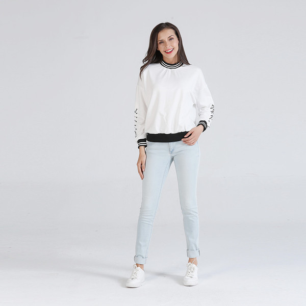 Μια casual γυναικεία μπλούζα με ένα μανίκι μανίκι σε διάφορα χρώματα