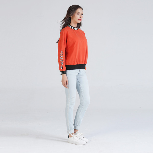 Μια casual γυναικεία μπλούζα με ένα μανίκι μανίκι σε διάφορα χρώματα