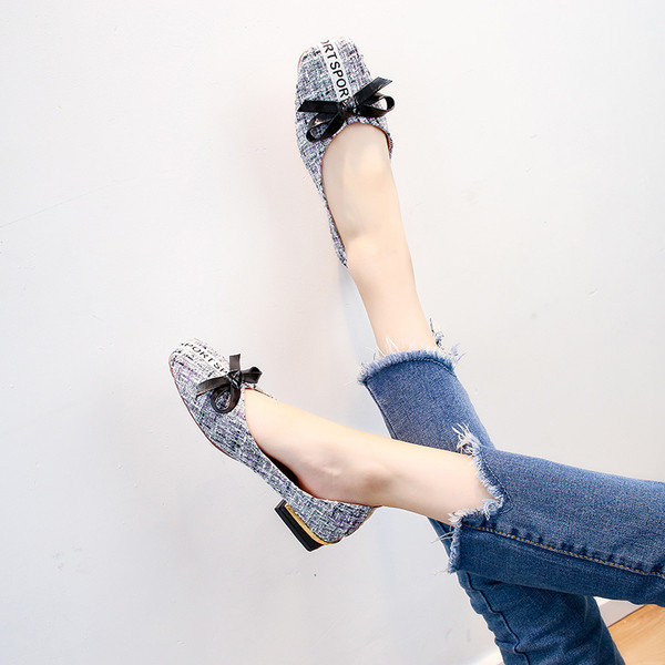 Női cipő szalaggal és felirattal két színben