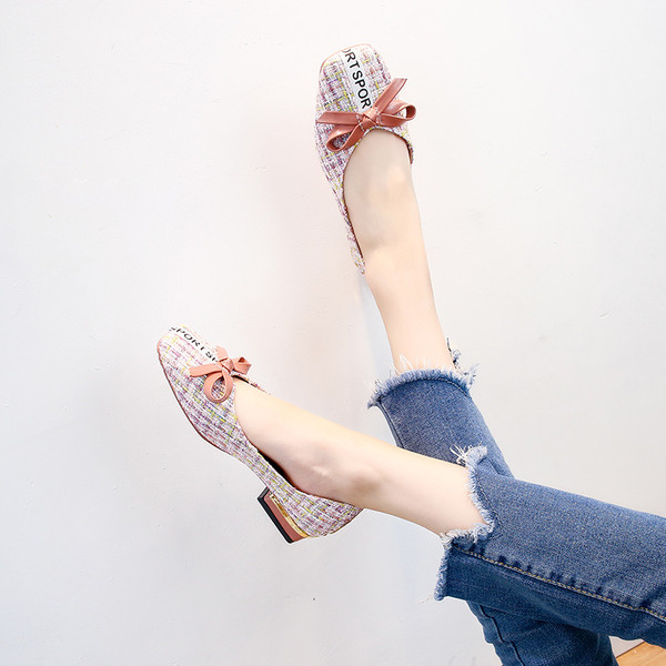 Női cipő szalaggal és felirattal két színben
