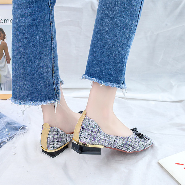 Női cipő szalaggal és felirattal két színben