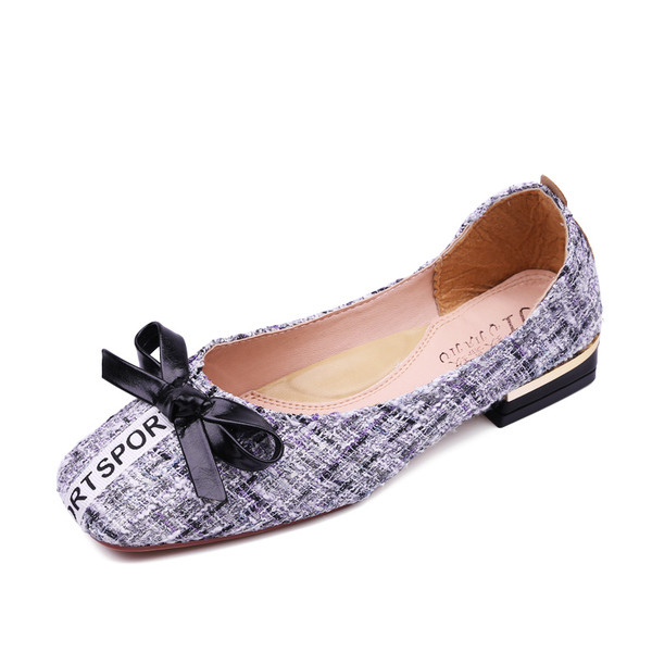 Női cipő szalaggal és felirattal két színben