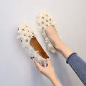 Pantofi moderni de dama cu puf si elemente metalice in alb-negru