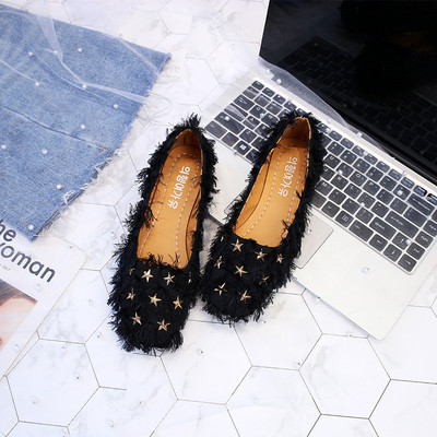 Pantofi moderni de dama cu puf si elemente metalice in alb-negru